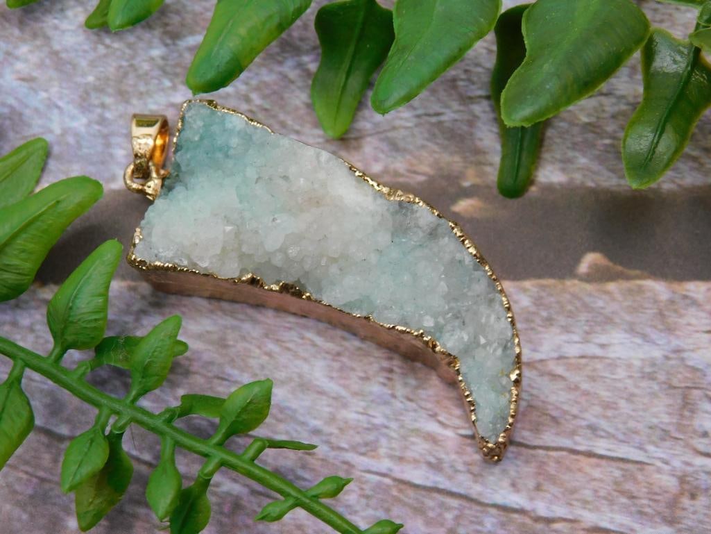 DRUZY QUARTZ PENDANT ROCK STONE LAPIDARY SPECIMEN: DRUZY QUARTZ PENDANT ROCK STONE LAPIDARY SPECIMEN