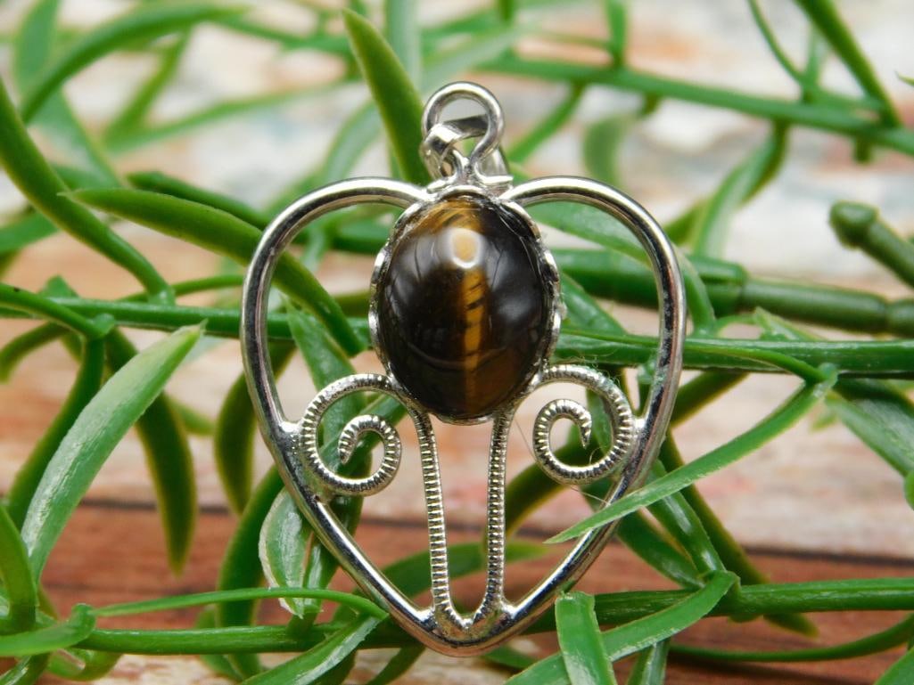 TIGER EYE PENDANT ROCK STONE LAPIDARY SPECIMEN: TIGER EYE PENDANT ROCK STONE LAPIDARY SPECIMEN