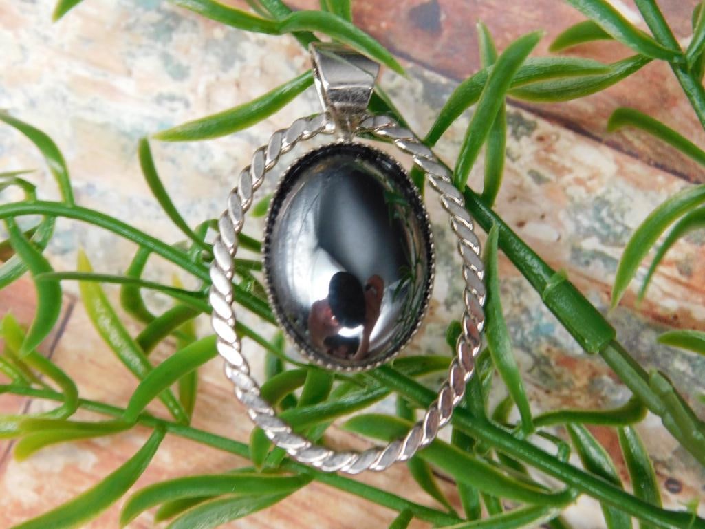 HEMATITE PENDANT ROCK STONE LAPIDARY SPECIMEN: HEMATITE PENDANT ROCK STONE LAPIDARY SPECIMEN