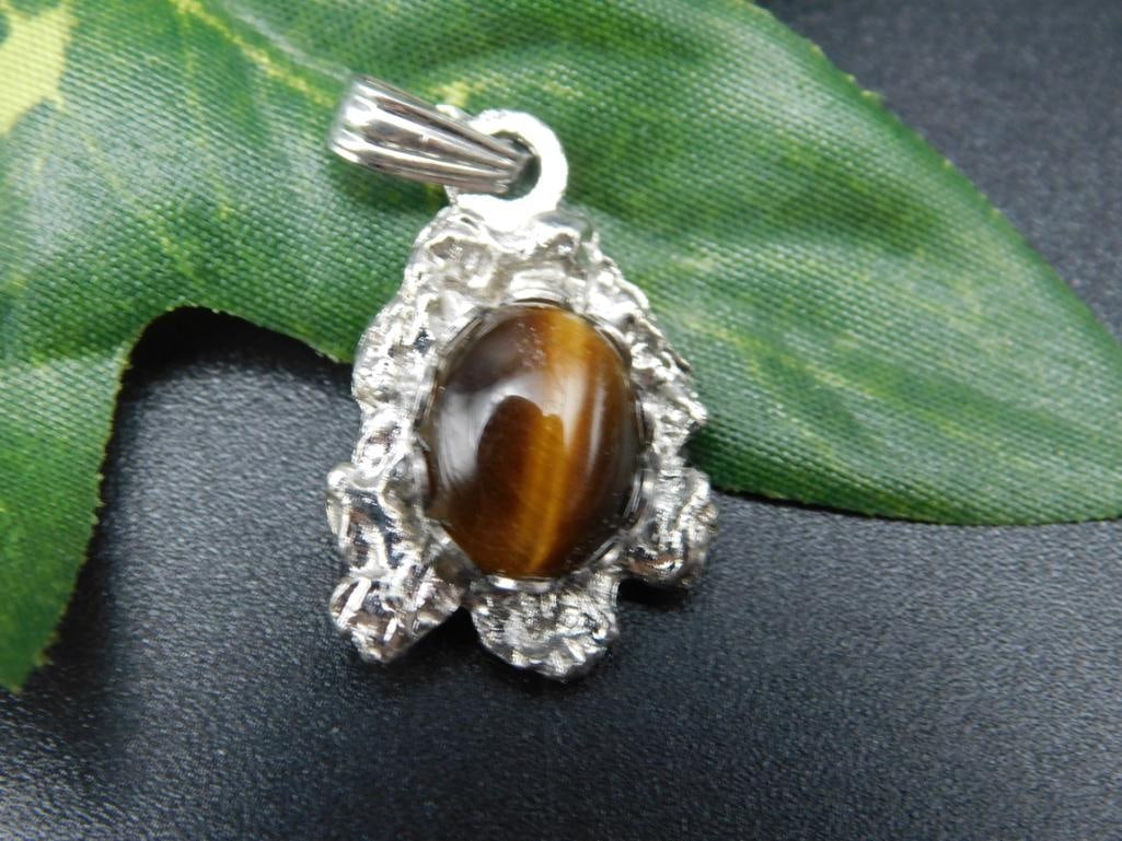 CATS EYE PENDANT ROCK STONE LAPIDARY SPECIMEN: CATS EYE PENDANT ROCK STONE LAPIDARY SPECIMEN