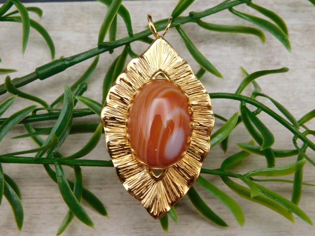 BANDED AGATE PENDANT ROCK STONE LAPIDARY SPECIMEN: BANDED AGATE PENDANT ROCK STONE LAPIDARY SPECIMEN