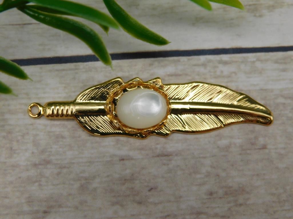 GENUINE STONE FEATHER PENDANT ROCK STONE LAPIDARY SPECIMEN: GENUINE STONE FEATHER PENDANT ROCK STONE LAPIDARY SPECIMEN