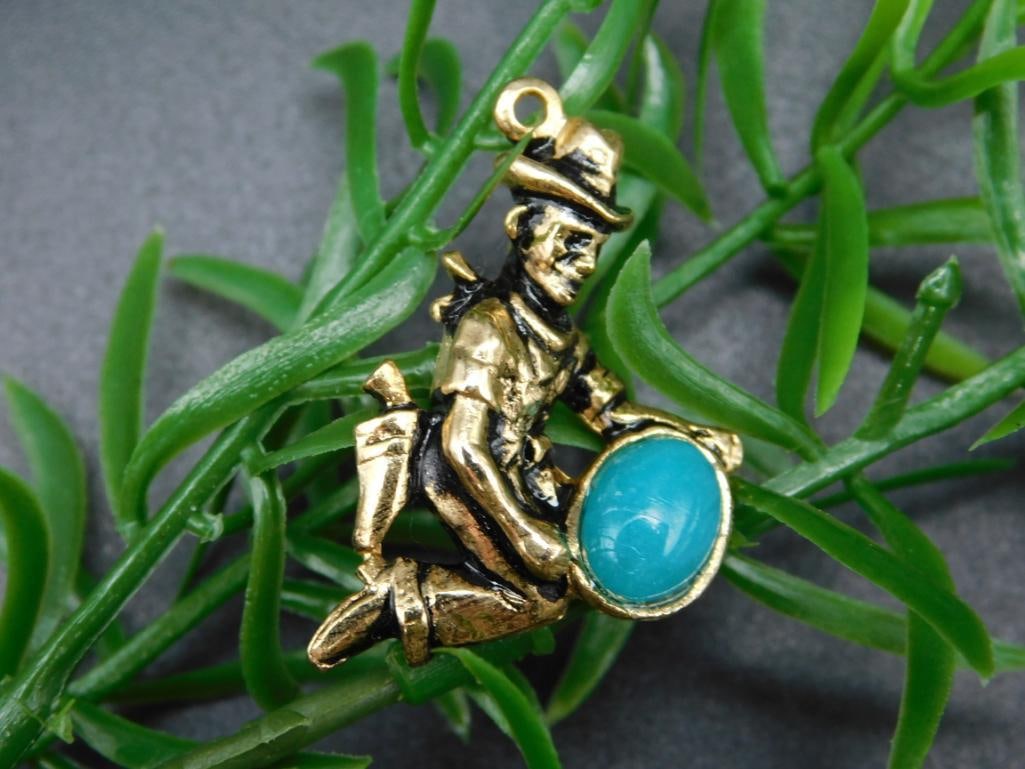 STATUE WITH TURQUOISE PENDANT ROCK STONE LAPIDARY SPECIMEN: STATUE WITH TURQUOISE PENDANT ROCK STONE LAPIDARY SPECIMEN