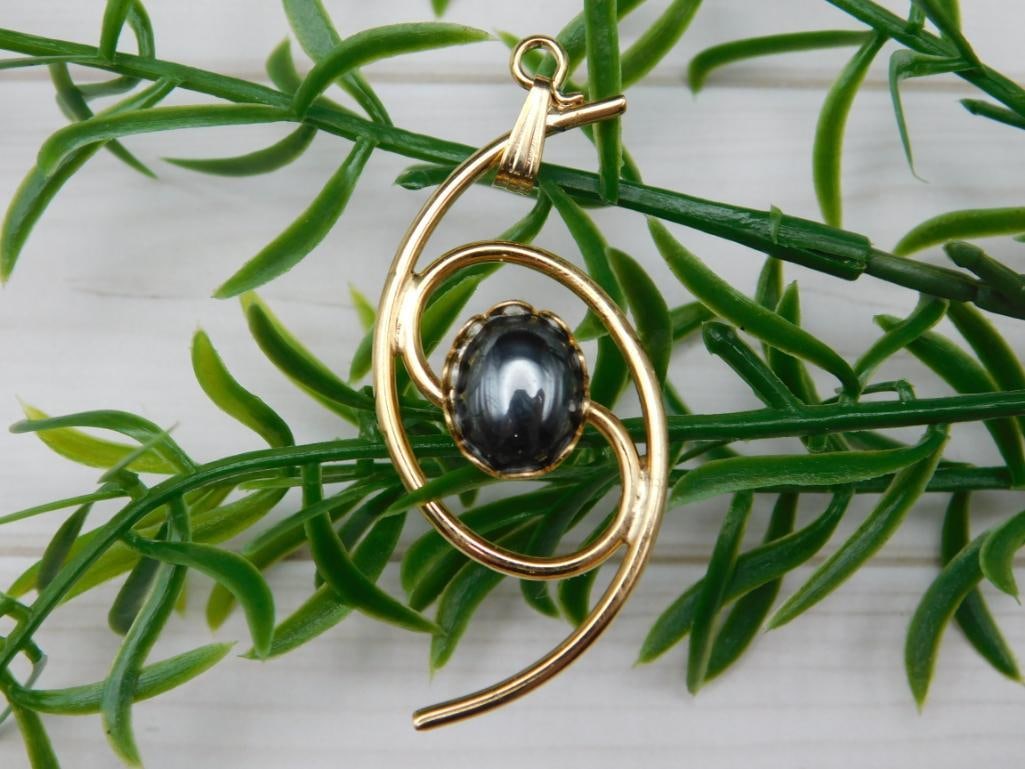 HEMATITE PENDANT ROCK STONE LAPIDARY SPECIMEN: HEMATITE PENDANT ROCK STONE LAPIDARY SPECIMEN