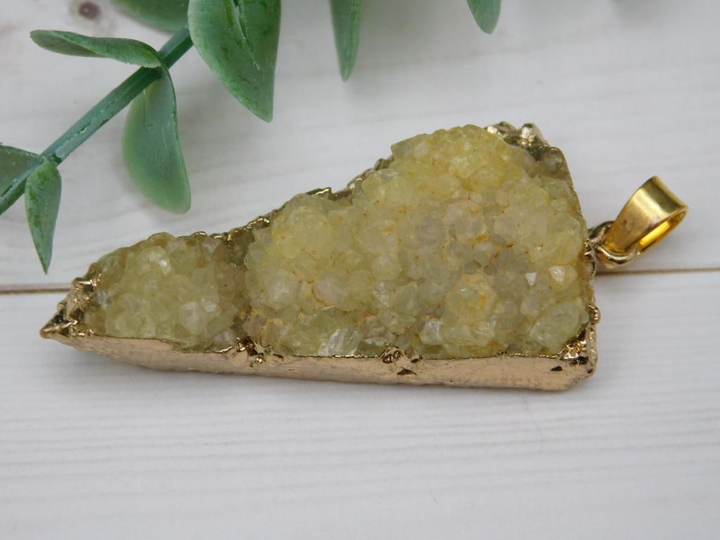 DRUZY QUARTZ PENDANT ROCK STONE LAPIDARY SPECIMEN: DRUZY QUARTZ PENDANT ROCK STONE LAPIDARY SPECIMEN