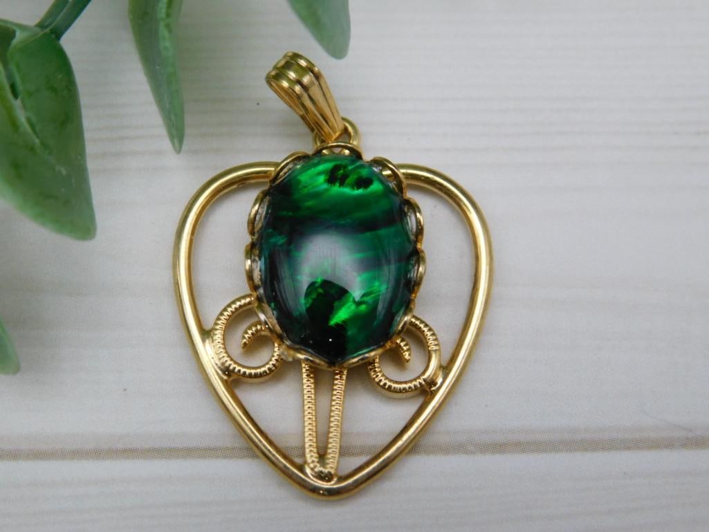 ABALONE STONE HEART PENDANT ROCK STONE LAPIDARY SPECIMEN: ABALONE STONE HEART PENDANT ROCK STONE LAPIDARY SPECIMEN