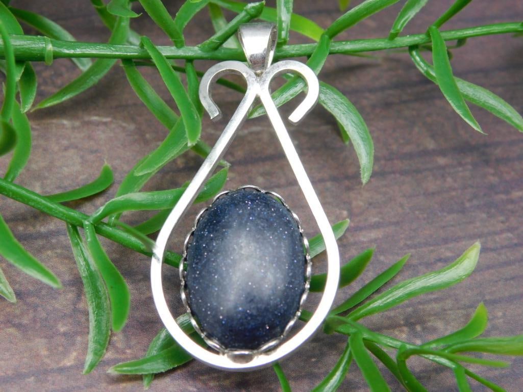 BLUE GOLDSTONE PENDANT ROCK STONE LAPIDARY SPECIMEN: BLUE GOLDSTONE PENDANT ROCK STONE LAPIDARY SPECIMEN
