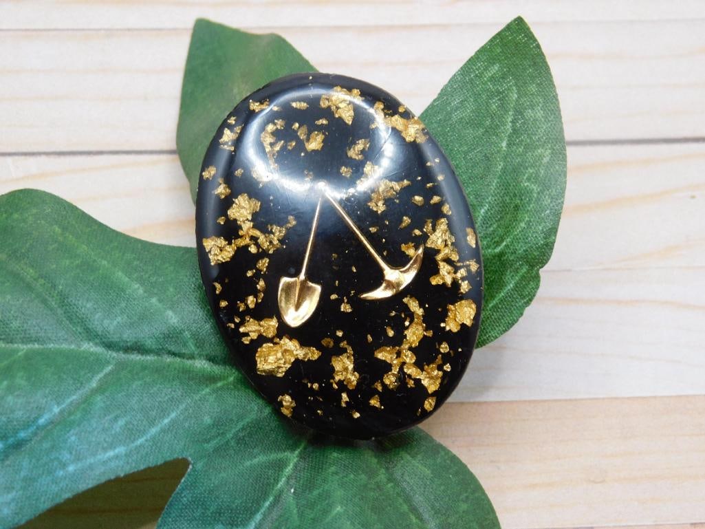 GOLD FLECKED CABOCHON ROCK STONE LAPIDARY SPECIMEN: GOLD FLECKED CABOCHON ROCK STONE LAPIDARY SPECIMEN