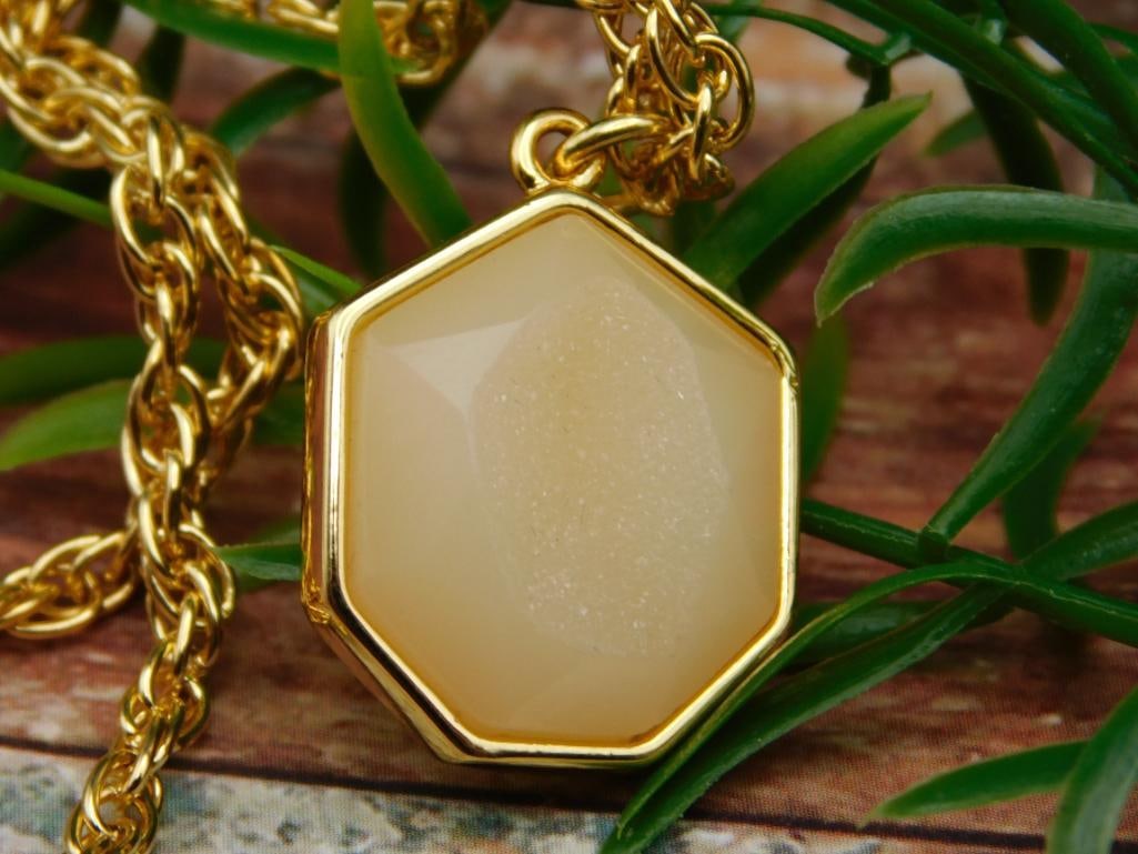 DRUZY QUARTZ PENDANT NECKLACE ROCK STONE LAPIDARY SPECIMEN: DRUZY QUARTZ PENDANT NECKLACE ROCK STONE LAPIDARY SPECIMEN