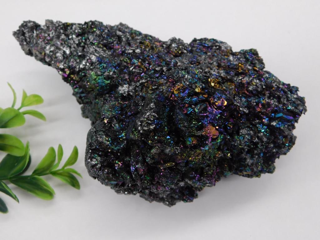 A CARBORUNDUM ROCK STONE LAPIDARY SPECIMEN: A CARBORUNDUM ROCK STONE LAPIDARY SPECIMEN