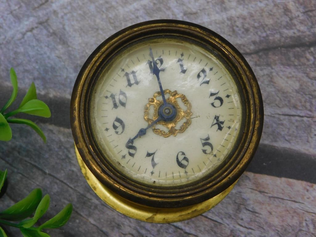 A VINTAGE TIMEPIECE CLOCK ANTIQUE: A VINTAGE TIMEPIECE CLOCK ANTIQUE