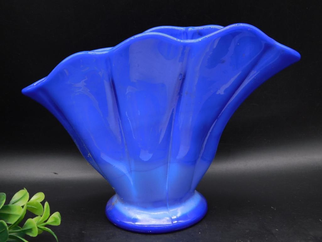 A VINTAGE PERIWINKLE BLUE SLAG GLASS FAN VASE ANTIQUE: A VINTAGE PERIWINKLE BLUE SLAG GLASS FAN VASE ANTIQUE