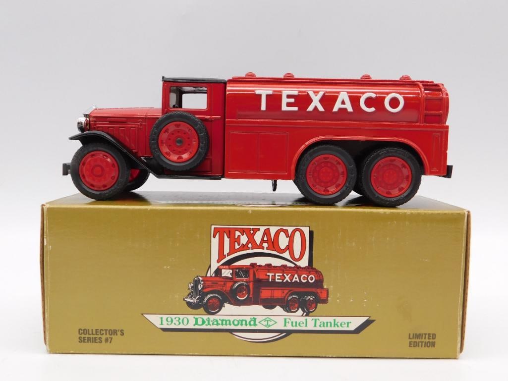 1990 ERTL TEXACO 1930 DIAMOND T FUEL TANKER BANK WITH ORIGINAL BOX: 1990 ERTL TEXACO 1930 DIAMOND T FUEL TANKER BANK WITH ORIGINAL BOX
