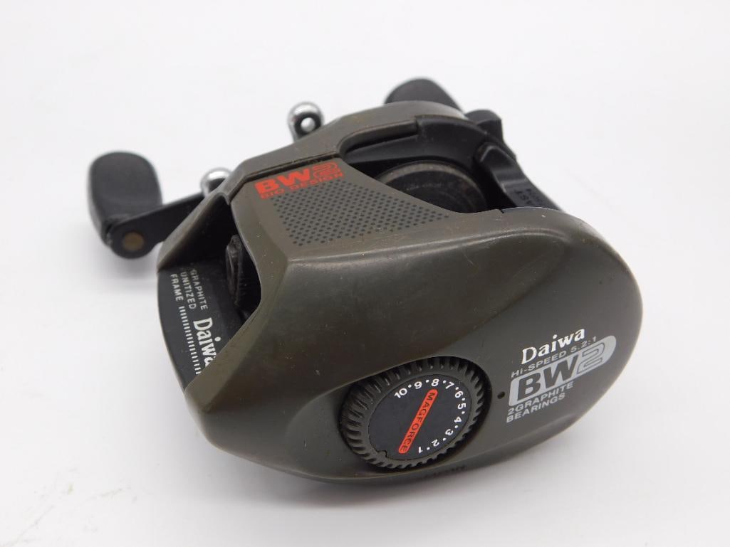 VINTAGE DAIWA BW2 GRAPHITE BAITCASTING FISHING REEL: VINTAGE DAIWA BW2 GRAPHITE BAITCASTING FISHING REEL