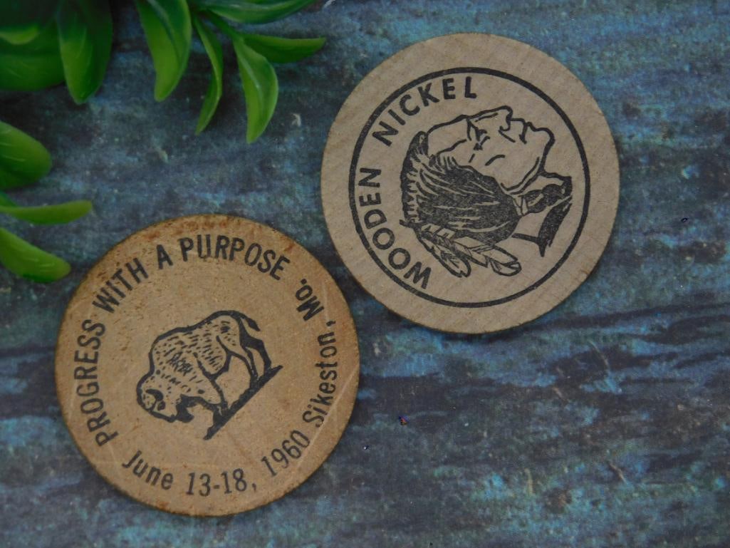 WOODEN NICKEL SOUVENIRS VINTAGE ANTIQUE (1 of 2)