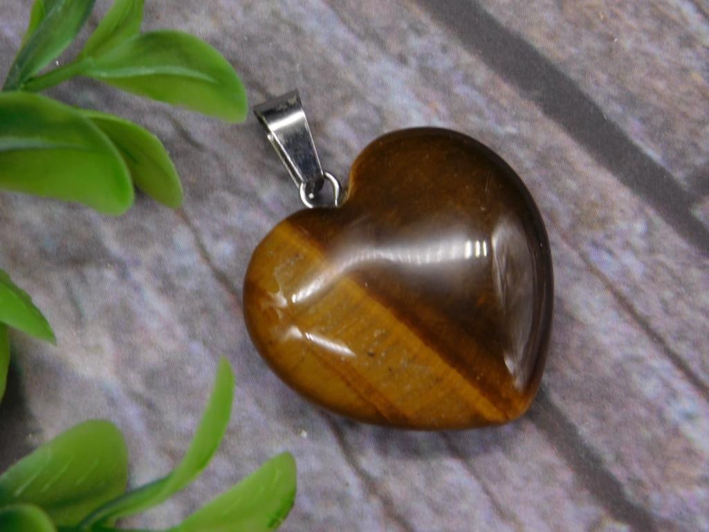 TIGER EYE HEART PENDANT ROCK STONE LAPIDARY SPECIMEN: TIGER EYE HEART PENDANT ROCK STONE LAPIDARY SPECIMEN
