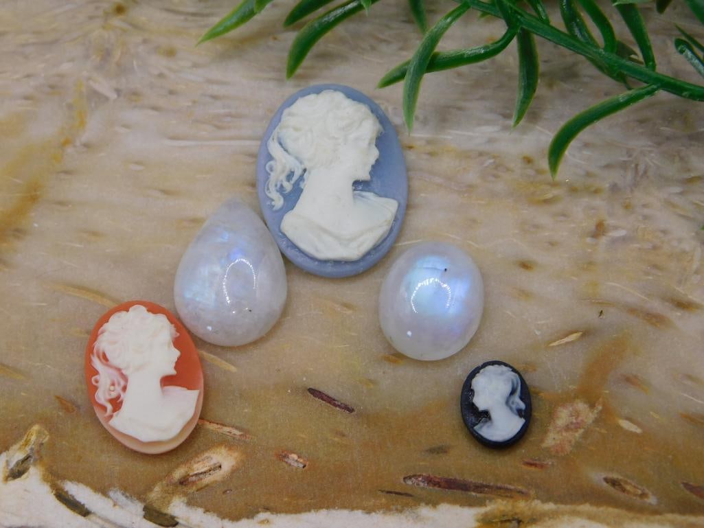 CAMEO AND RAINBOW MOONSTONE CABOCHON LOT ROCK STONE LAPIDARY SPECIMEN: CAMEO AND RAINBOW MOONSTONE CABOCHON LOT ROCK STONE LAPIDARY SPECIMEN