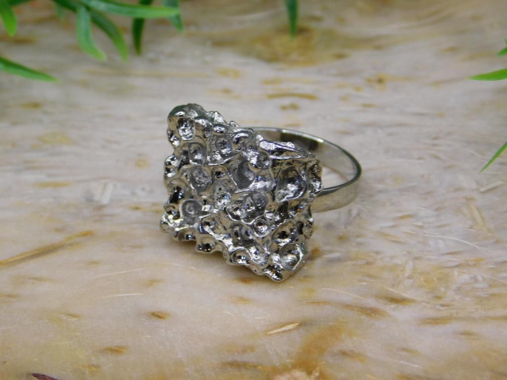 RING ROCK STONE LAPIDARY SPECIMEN: RING ROCK STONE LAPIDARY SPECIMEN