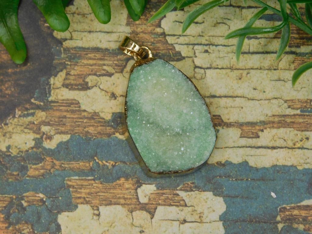 DRUZY QUARTZ PENDANT ROCK STONE LAPIDARY SPECIMEN: DRUZY QUARTZ PENDANT ROCK STONE LAPIDARY SPECIMEN