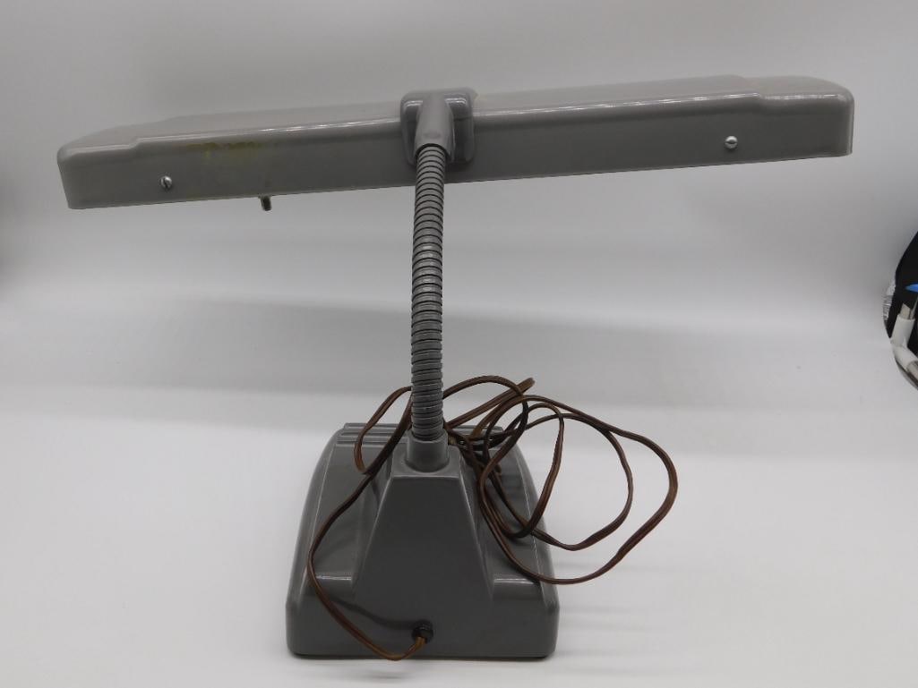 MID CENTURY MODERN UNDERWRITERS LABORATORIES PORTABLE LAMP VINTAGE ANTIQUE (1 of 4)