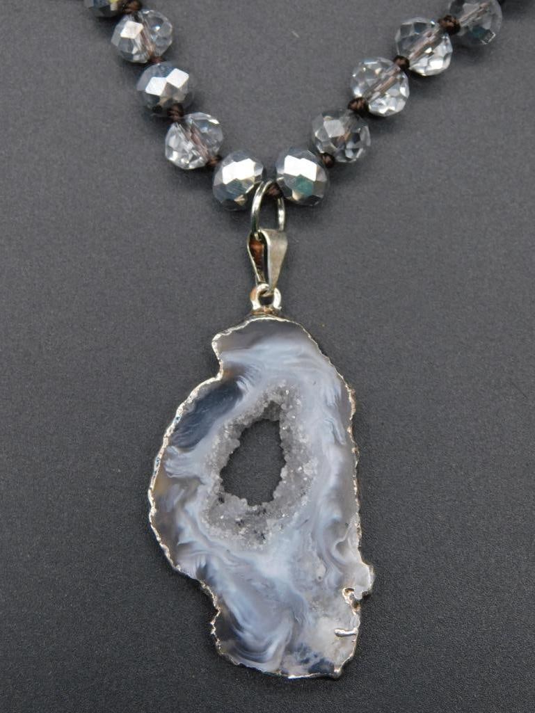 GEODE SLICE PENDANT ON SPARKLE BEAD NECKLACE VINTAGE ANTIQUE (1 of 4)