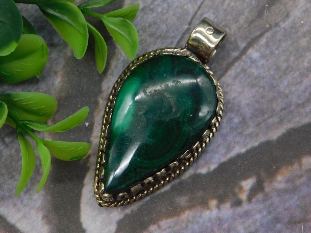 C MALACHITE PENDANT WITH INTRICATE TOOLING ROCK STONE LAPIDARY SPECIMEN: C MALACHITE PENDANT WITH INTRICATE TOOLING ROCK STONE LAPIDARY SPECIMEN