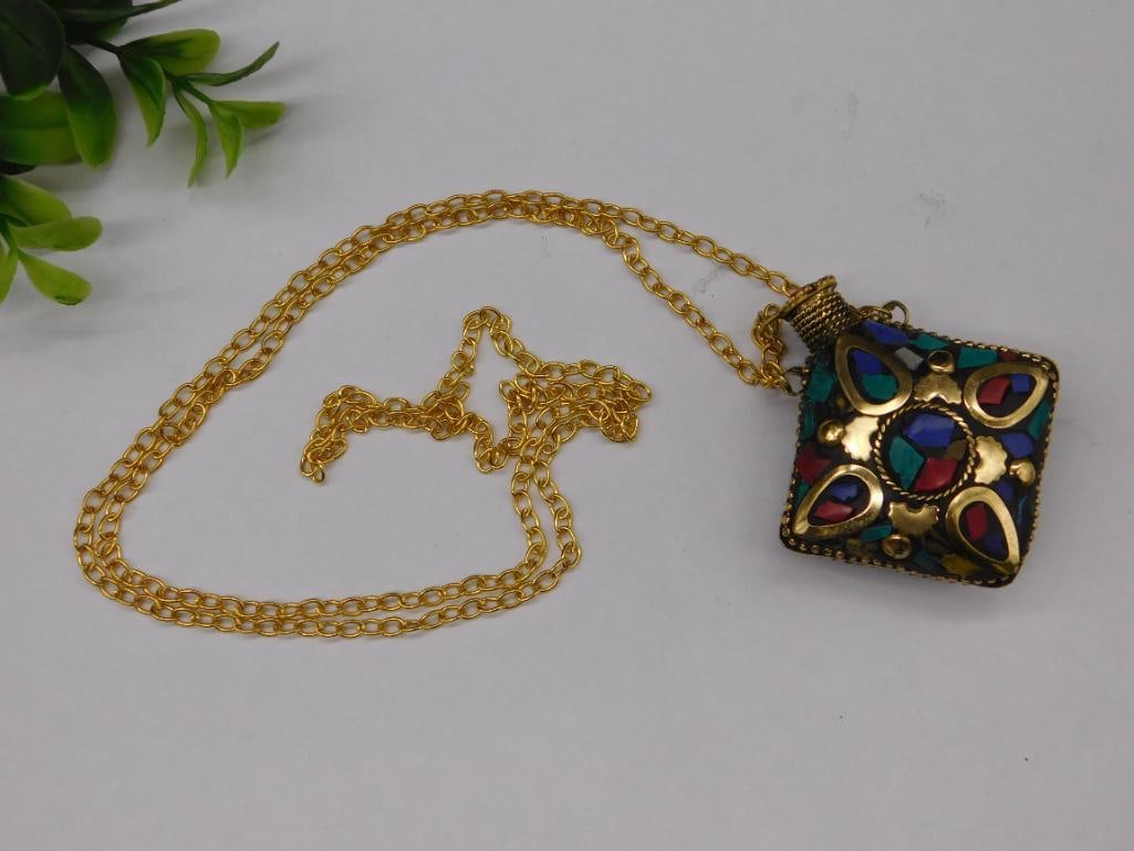 STONE-STUDDED SNUFF BOTTLE ON CHAIN NECKLACE: STONE-STUDDED SNUFF BOTTLE ON CHAIN NECKLACE