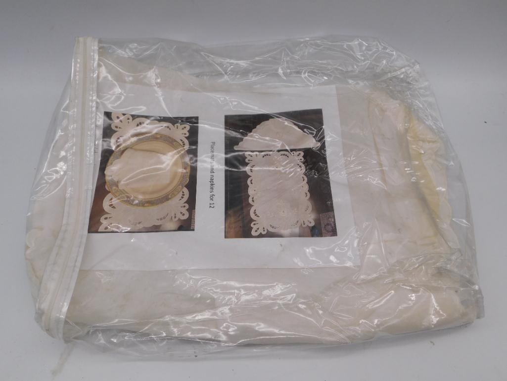 PLACEMATS AND NAPKINS FOR 12 IN PLASTIC BAG (1 of 3)