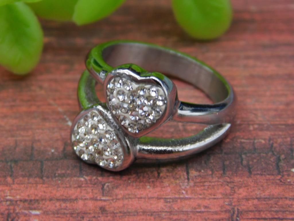 HEART RING ROCK STONE LAPIDARY SPECIMEN: HEART RING ROCK STONE LAPIDARY SPECIMEN