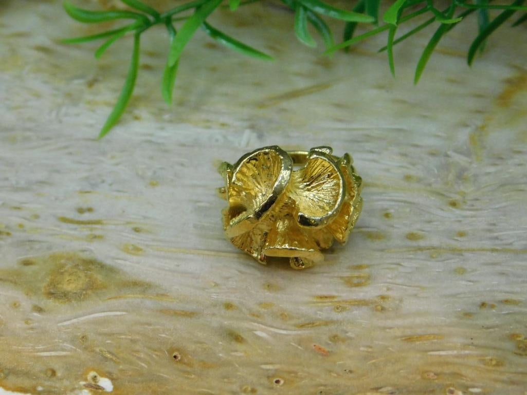 FLOWER RING ROCK STONE LAPIDARY SPECIMEN: FLOWER RING ROCK STONE LAPIDARY SPECIMEN