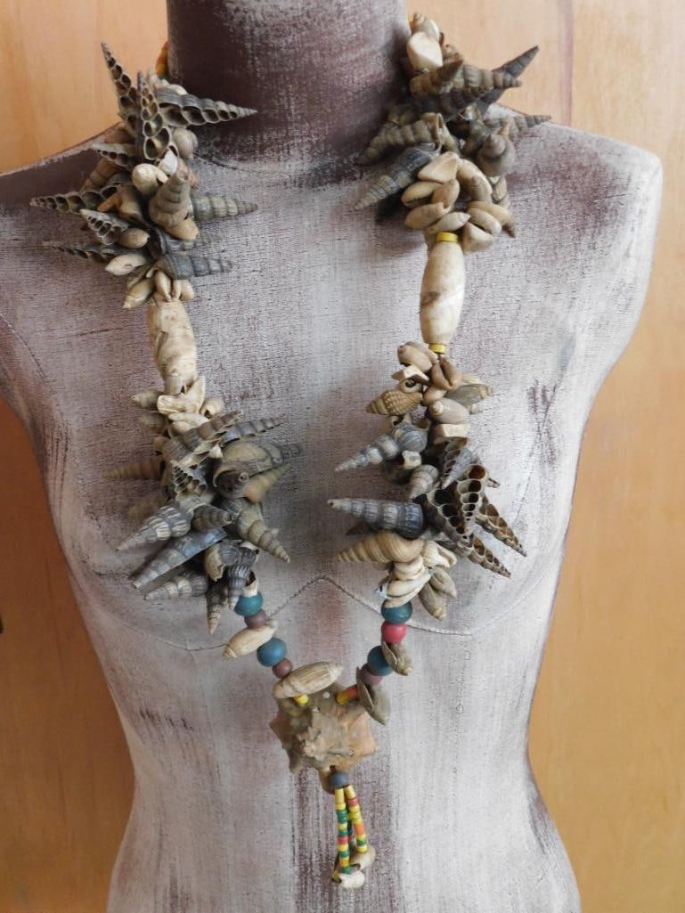 AFRICAN TRADE BEADS WITH TURRITELLA SHELLS VINTAGE ANTIQUE (1 of 3)