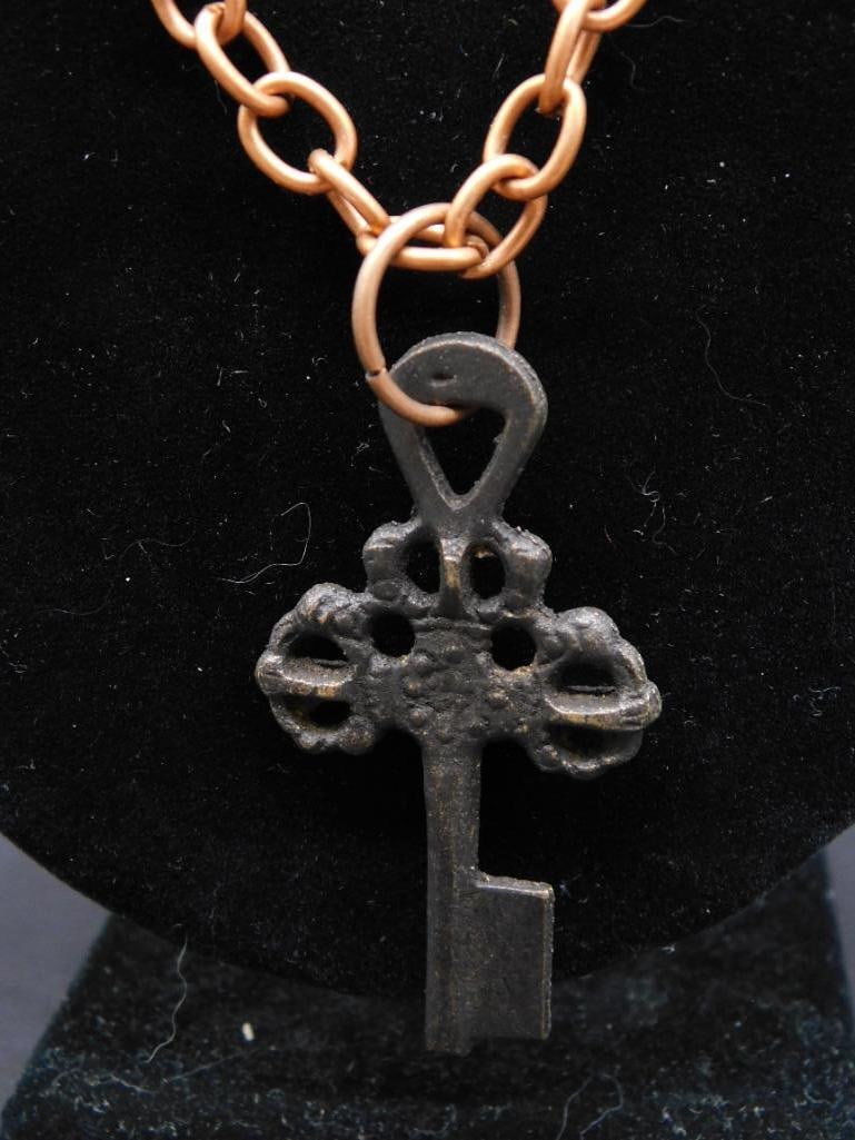 VINTAGE KEY PENDANT ON CHAIN NECKLACE: VINTAGE KEY PENDANT ON CHAIN NECKLACE