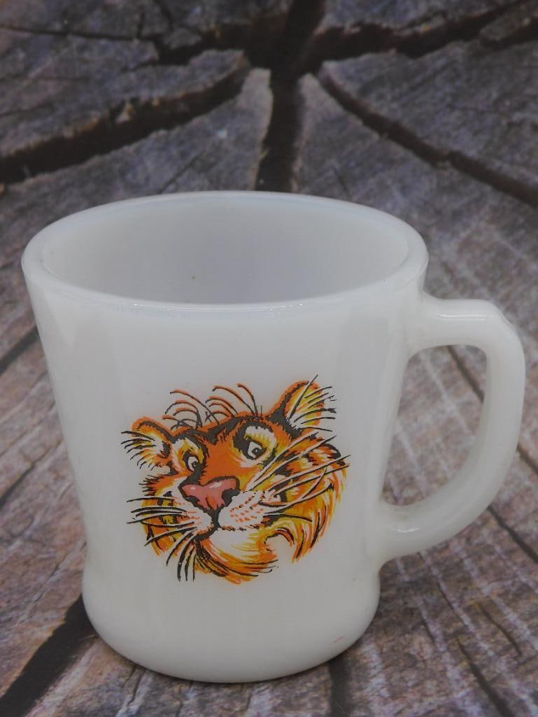 VINTAGE FIRE KING ESSO TIGER MILK GLASS MUG ANCHOR HOCKING (1 of 3)