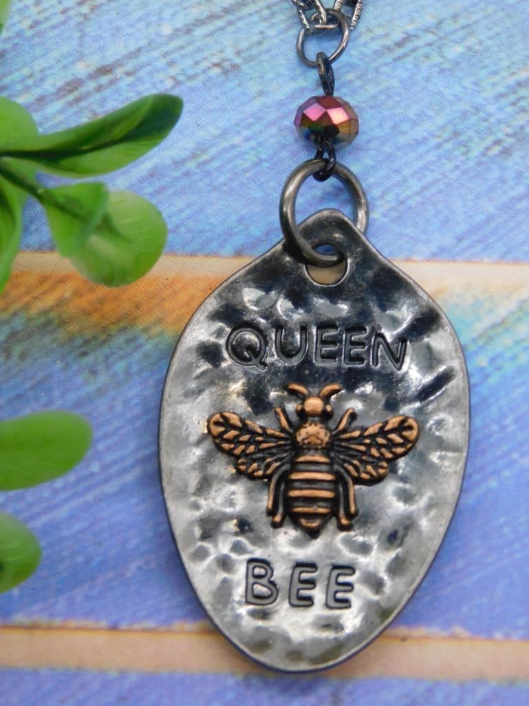 QUEEN BEE NECKLACE: WELCOME TO HATMAN AUCTIONS! SPECIAL NOTICE: Please see photos for measurements and descriptions. ***Yes, we have in house shipping with MANY REPEAT CUSTOMERS because of our streamlined service.