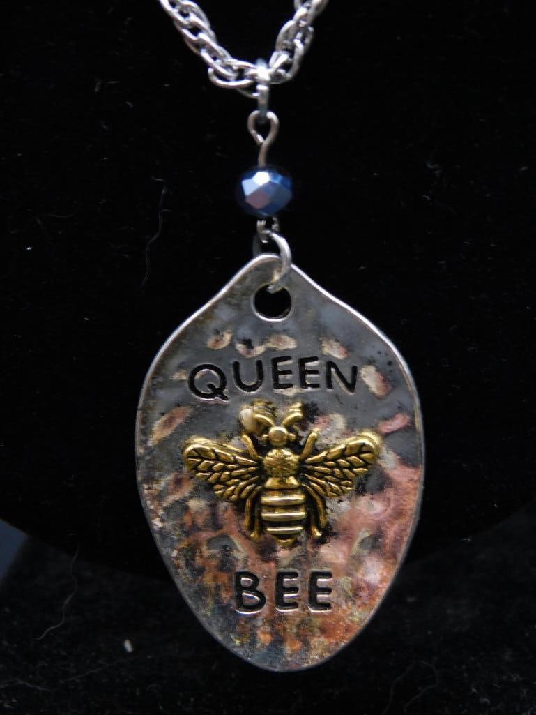 QUEEN BEE NECKLACE: WELCOME TO HATMAN AUCTIONS! SPECIAL NOTICE: Please see photos for measurements and descriptions. ***Yes, we have in house shipping with MANY REPEAT CUSTOMERS because of our streamlined service.