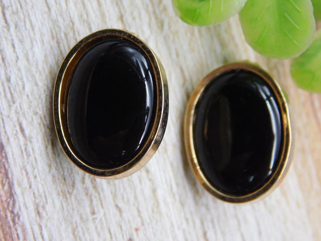 STONE CLIP ON EARRINGS: WELCOME TO HATMAN AUCTIONS! SPECIAL NOTICE: Please see photos for measurements and descriptions. ***Yes, we have in house shipping with MANY REPEAT CUSTOMERS because of our streamlined service.