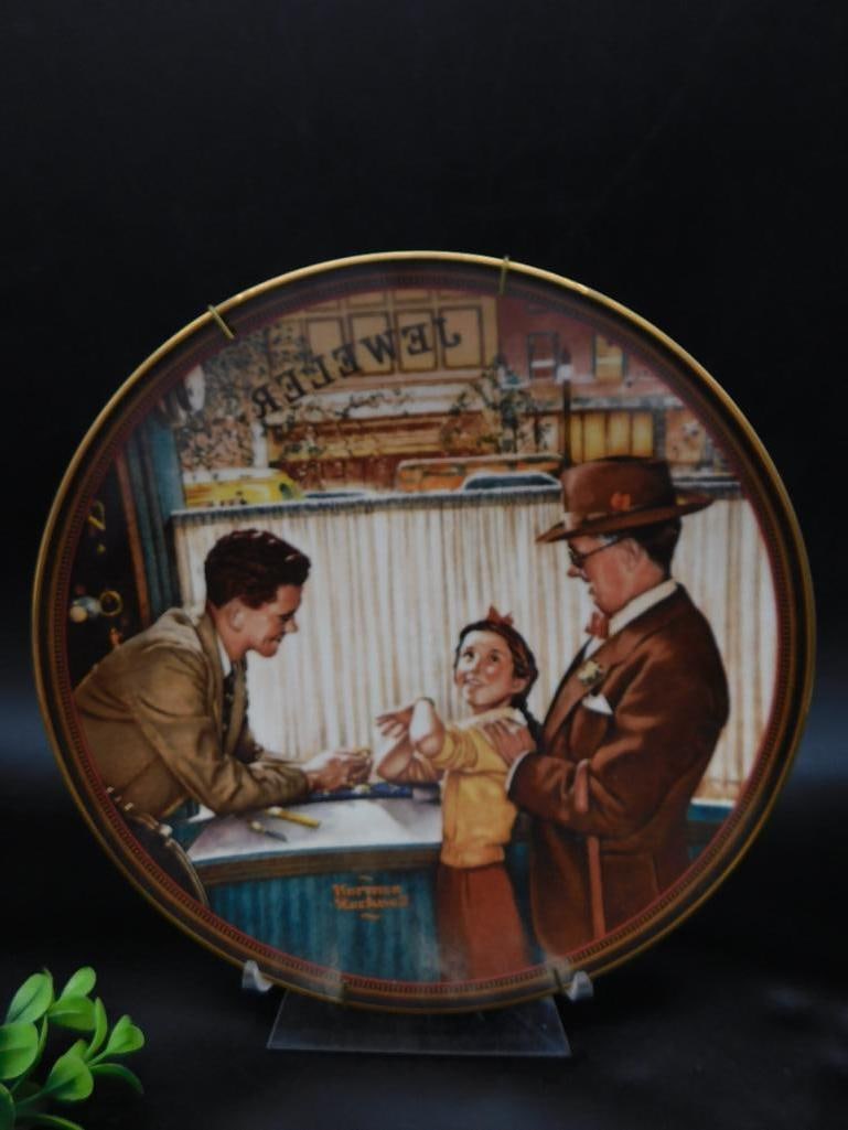 Decorative Plate Featuring Cafe Scene, 20th Century WATCHMAKING WATCHMAKER TOOLS: - Circular decorative plate depicting a vintage cafe scene. | - Appears to be ceramic or porcelain with a multicolor design. | - Includes markings on the back with text and logos, suggesting