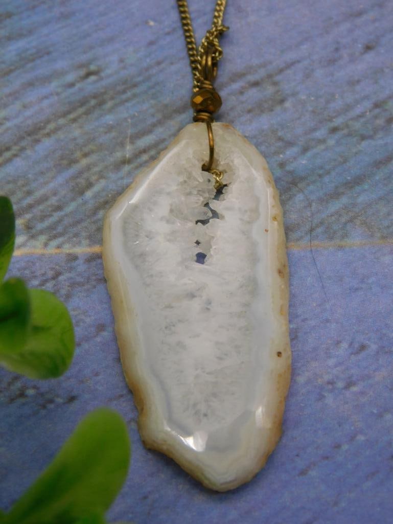 AGATE SLICE PENDANT ON CHAIN ROCK STONE LAPIDARY SPECIMEN: Agate Slice Pendant On Chain Rock Stone Lapidary Specimen ? Authentic estate find offered in our online auction. Perfect for collectors, resellers, and enthusiasts of vintage, antiques, minerals,