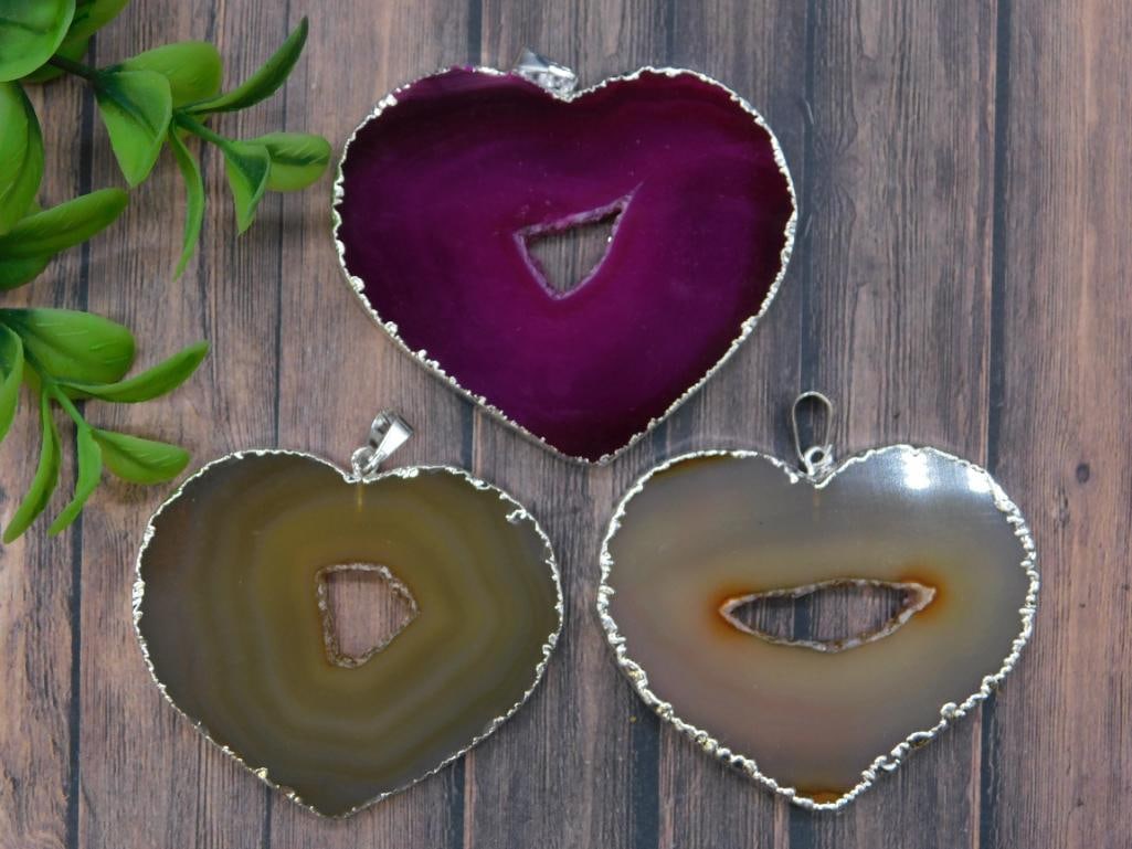 GEODE HEART PENDANTS ROCK STONE LAPIDARY SPECIMEN: Geode Heart Pendants Rock Stone Lapidary Specimen ? Authentic estate find offered in our online auction. Perfect for collectors, resellers, and enthusiasts of vintage, antiques, minerals, rocks,