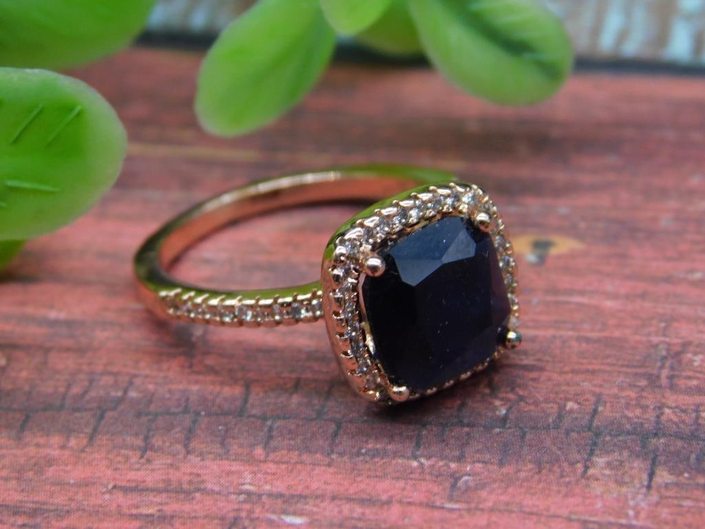 STONE RING ROCK STONE LAPIDARY SPECIMEN: Stone Ring Rock Stone Lapidary Specimen ? Authentic estate find offered in our online auction. Perfect for collectors, resellers, and enthusiasts of vintage, antiques, minerals, rocks, crystals,