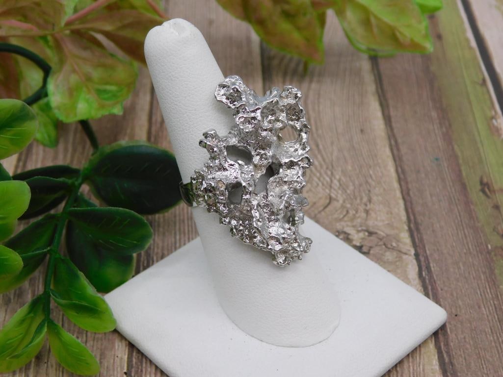 HAMMERED SILVER TONE RING: Hammered Silver Tone Ring ? Authentic estate find offered in our online auction. Perfect for collectors, resellers, and enthusiasts of vintage, antiques, minerals, rocks, crystals, jewelry, lapidary,