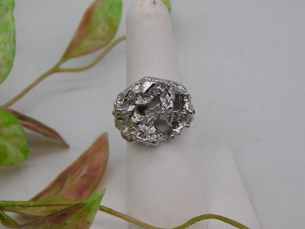 Silver-tone nugget ring with textured design: Silver-Tone Nugget Ring With Textured Design ? Authentic estate find offered in our online auction. Perfect for collectors, resellers, and enthusiasts of vintage, antiques, minerals, rocks, crystals, 