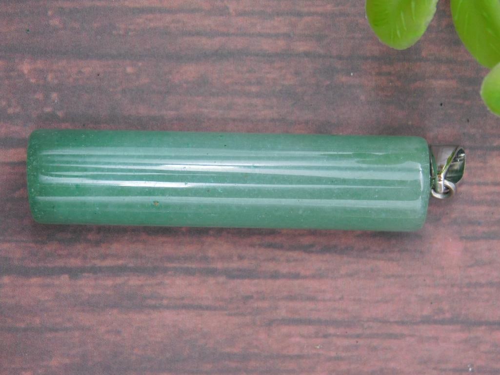 AVENTURINE PENDANT ROCK STONE LAPIDARY SPECIMEN: - Green cylindrical stone pendant with a polished surface and ridged detail. | - Features a metal bail for attachment to a necklace or chain. | - Weighs approximately 17 grams, as indicated. | - Ideal