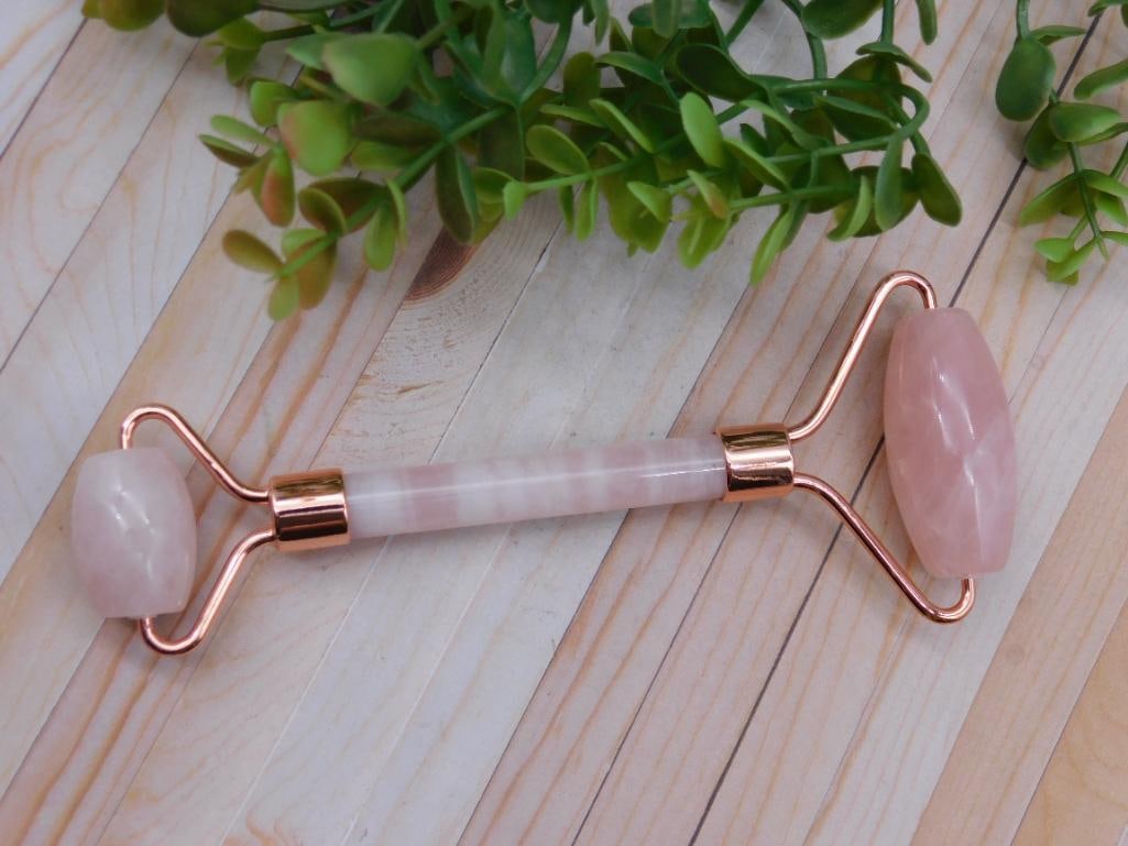 Rose Quartz Facial Roller with Gold-Tone Accents: Rose Quartz Facial Roller With Gold-Tone Accents ? Authentic estate find offered in our online auction. Perfect for collectors, resellers, and enthusiasts of vintage, antiques, minerals, rocks,