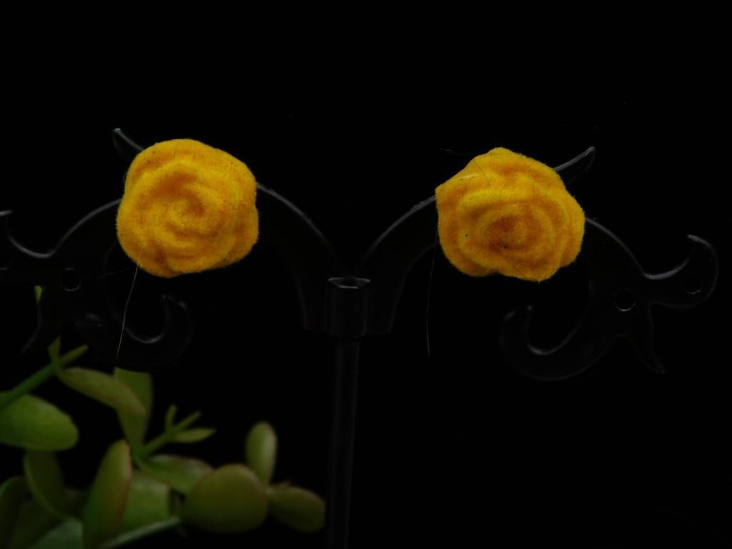 Yellow Rose Fashion Earrings: Yellow Rose Fashion Earrings ? Authentic estate find offered in our online auction. Perfect for collectors, resellers, and enthusiasts of vintage, antiques, minerals, rocks, crystals, jewelry,