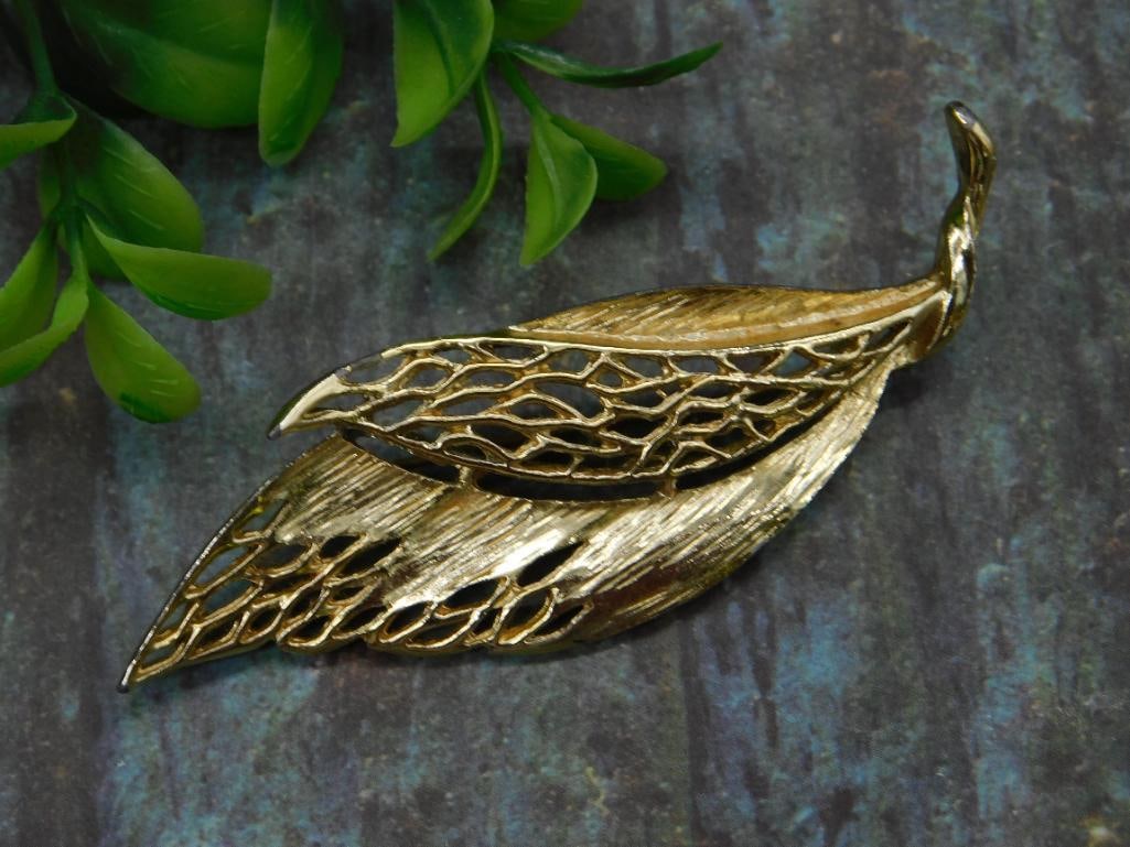 Gold-Tone Vintage Leaf-Shaped Brooch Pin: Gold-Tone Vintage Leaf-Shaped Brooch Pin ? Authentic estate find offered in our online auction. Perfect for collectors, resellers, and enthusiasts of vintage, antiques, minerals, rocks, crystals,
