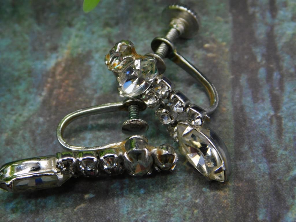 Vintage Screw-Back Clear Faceted Rhinestone Earrings: Vintage Screw-Back Clear Faceted Rhinestone Earrings ? Authentic estate find offered in our online auction. Perfect for collectors, resellers, and enthusiasts of vintage, antiques, minerals, rocks,