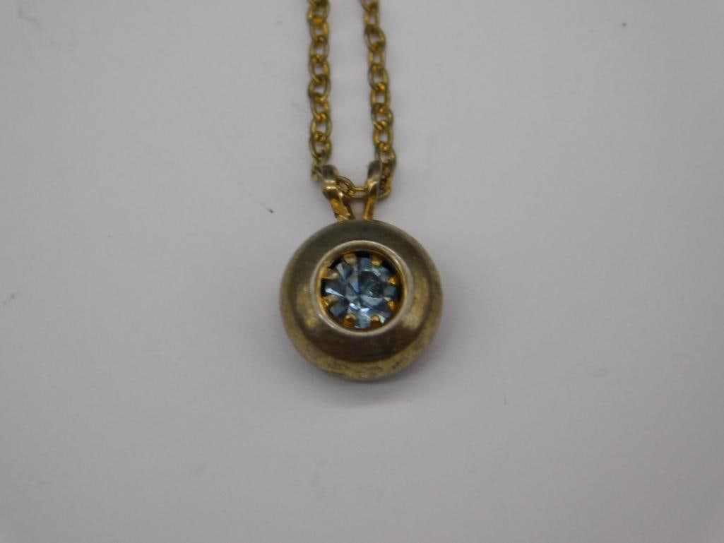 Gold-Toned Chain Necklace with Blue Stone Pendant: Gold-Toned Chain Necklace With Blue Stone Pendant ? Authentic estate find offered in our online auction. Perfect for collectors, resellers, and enthusiasts of vintage, antiques, minerals, rocks, cryst