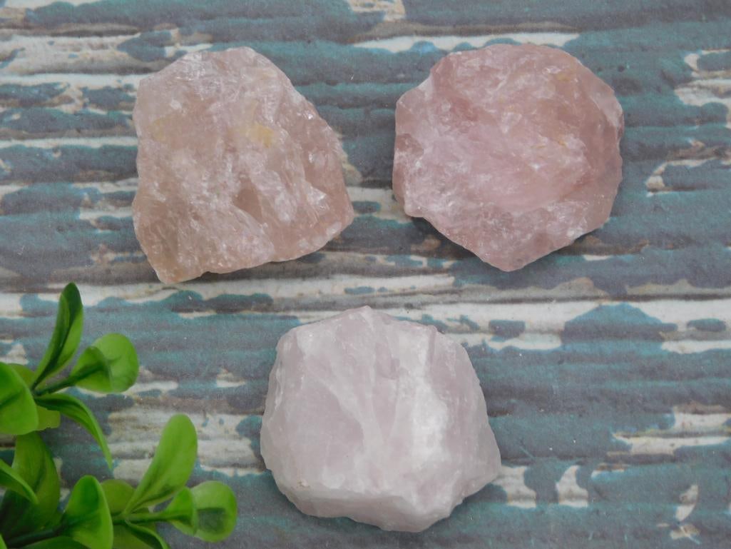 ROSE QUARTZ PENDANT ROCK STONE LAPIDARY SPECIMEN: ROSE QUARTZ PENDANT ROCK STONE LAPIDARY SPECIMEN