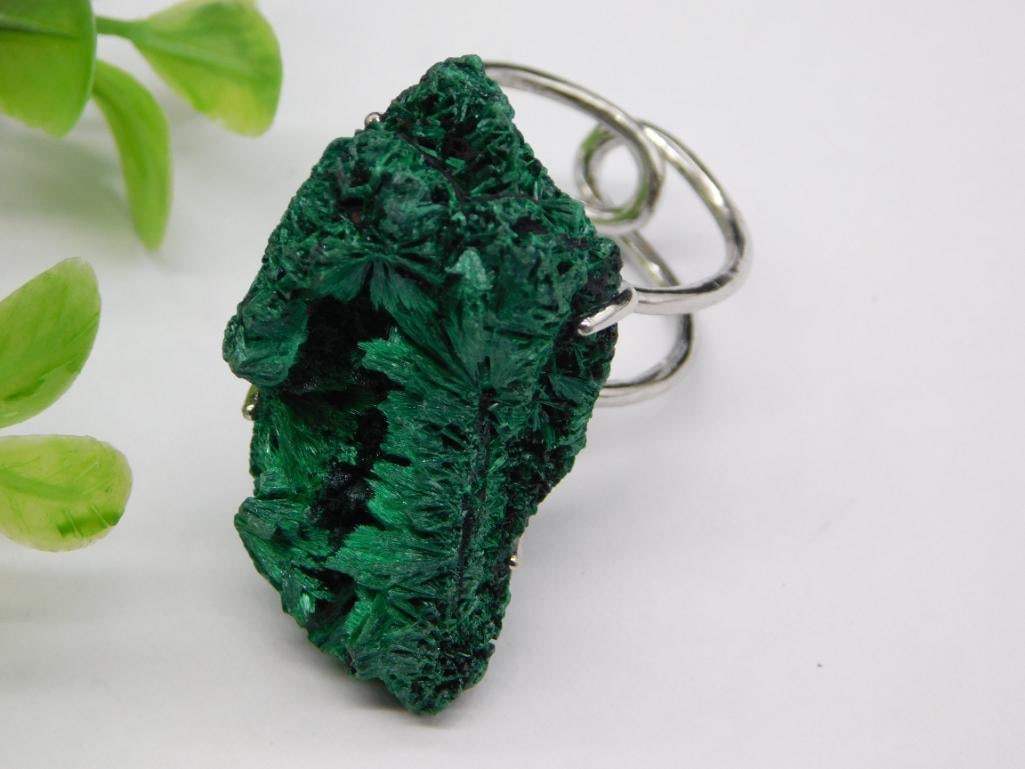 A MALACHITE ADJUSTABLE RING ROCK STONE LAPIDARY SPECIMEN: A MALACHITE ADJUSTABLE RING ROCK STONE LAPIDARY SPECIMEN